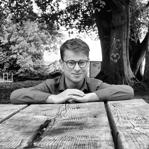 Musiklehrer Julian lehrt Klavier für die Musikschule Köln