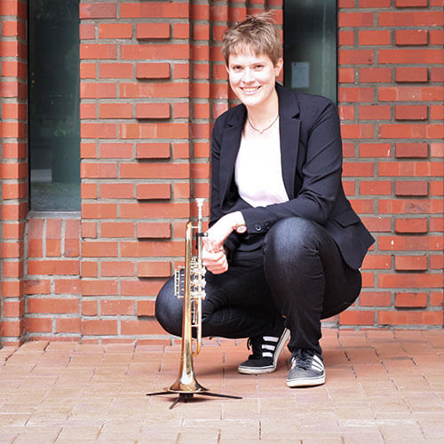 Musiklehrerin Julia unterrichtet Trompete bei der Musikschule in Köln