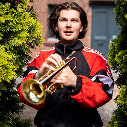 Musiklehrer Linus unterrichtet Trompete an der Musikschule in Köln