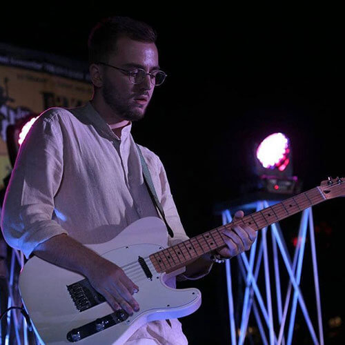 Rei ist Lehrer für Gitarre am Standort München