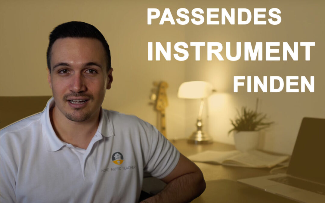 Ein Musiklehrer in weißem Poloshirt sitzt in einem warmbeleuchteten Raum mit Gitarre und Pflanze im Hintergrund. Text im Bild: "PASSENDES INSTRUMENT FINDEN". Logo von "HOME MUSIC TEACHERS" auf dem Shirt.