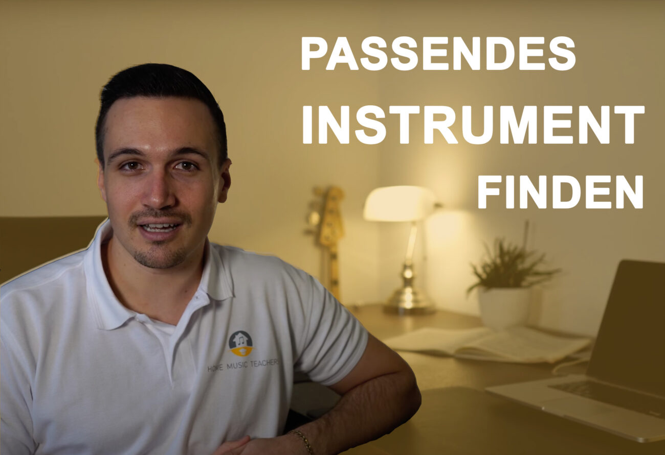 Ein Musiklehrer in weißem Poloshirt sitzt in einem warmbeleuchteten Raum mit Gitarre und Pflanze im Hintergrund. Text im Bild: 