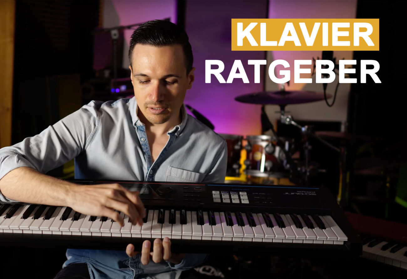Mann spielt Keyboard im Musikstudio mit Text-Overlay 'KLAVIER RATGEBER' und Schlagzeug im Hintergrund