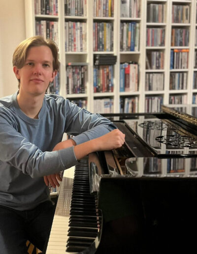 Jonas ist Lehrer für Klavier an der Musikschule Hannover