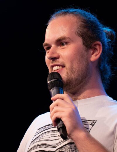 Jonathan unterrichtet Gesang und Musiktheorie am Standort Dresden