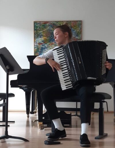 Anna-Lena ist Klavier- und Akkordeonlehrerin an der Musikschule Nürnberg.