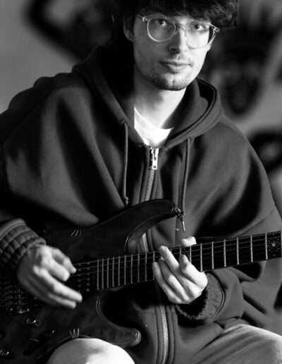 Luka unterrichtet Guitarre