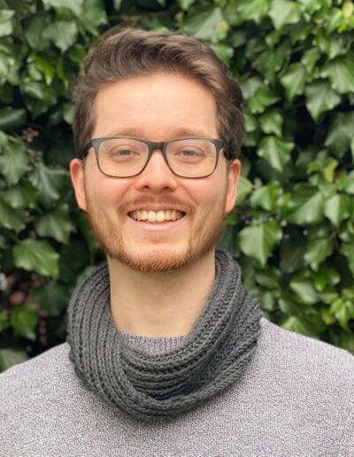 Humiaki ist Gesangs- und Cellolehrer in Leipzig.