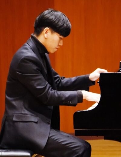 Juwon unterrichtet Klavier an der Musikschule Mainz.