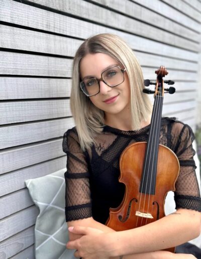 Marlen ist Violinenlehrerin an der Musikschule in Stuttgart