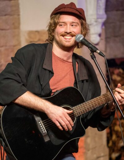 Max ist Gitarrenlehrer am Standort Mainz