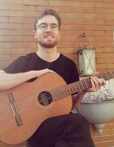 Jonas ist Musiklehrer für Gitarre am Standort Oldenburg.