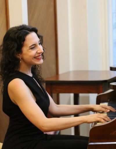 Melisa ist unsere Klavierlehrerin in Freiburg